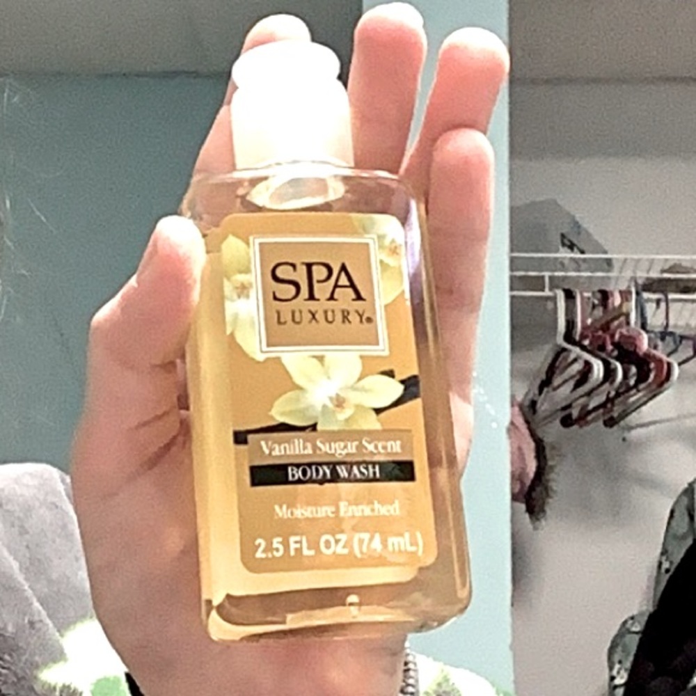 It’s a spa Luxury body wash the color is yellow